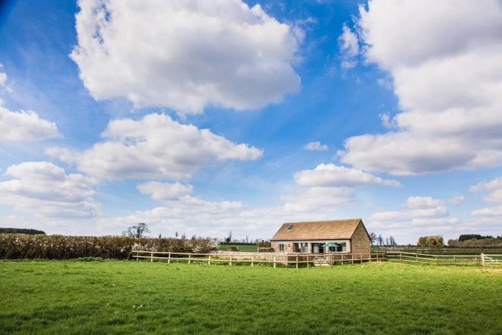 Secluded Romantic Cotswolds Barn - Sleeps 2 To 4 - Near Cirencester - Dog Friendly Βίλα Kemble Εξωτερικό φωτογραφία