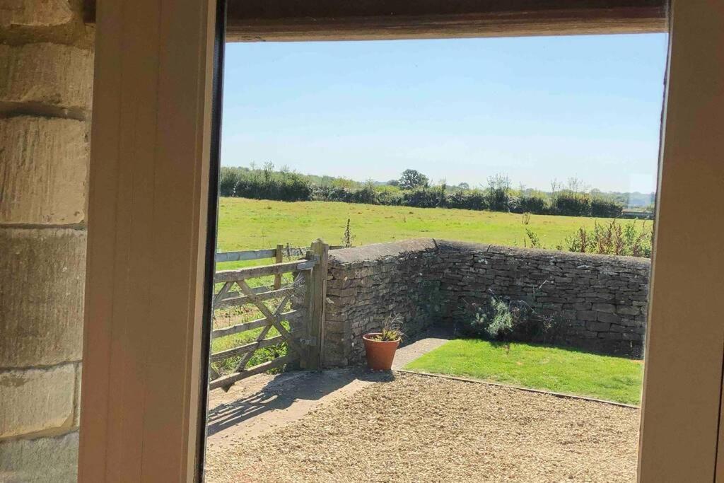Secluded Romantic Cotswolds Barn - Sleeps 2 To 4 - Near Cirencester - Dog Friendly Βίλα Kemble Εξωτερικό φωτογραφία