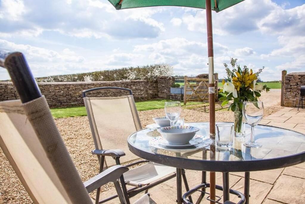 Secluded Romantic Cotswolds Barn - Sleeps 2 To 4 - Near Cirencester - Dog Friendly Βίλα Kemble Εξωτερικό φωτογραφία