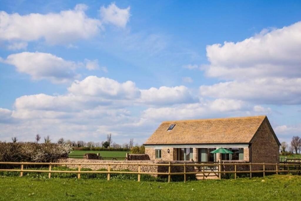 Secluded Romantic Cotswolds Barn - Sleeps 2 To 4 - Near Cirencester - Dog Friendly Βίλα Kemble Εξωτερικό φωτογραφία