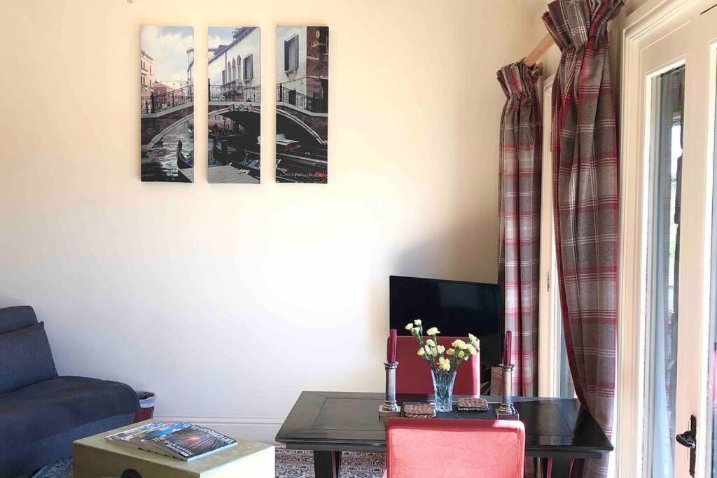 Secluded Romantic Cotswolds Barn - Sleeps 2 To 4 - Near Cirencester - Dog Friendly Βίλα Kemble Εξωτερικό φωτογραφία