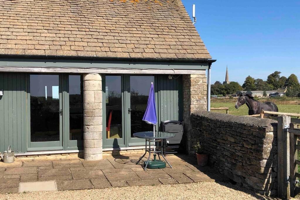 Secluded Romantic Cotswolds Barn - Sleeps 2 To 4 - Near Cirencester - Dog Friendly Βίλα Kemble Εξωτερικό φωτογραφία