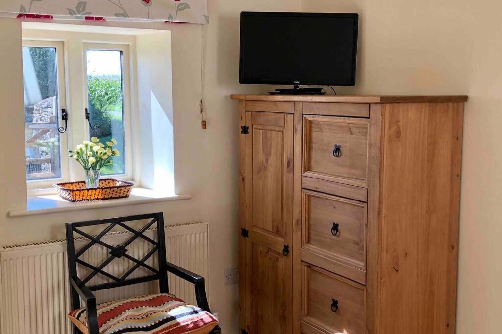 Secluded Romantic Cotswolds Barn - Sleeps 2 To 4 - Near Cirencester - Dog Friendly Βίλα Kemble Εξωτερικό φωτογραφία