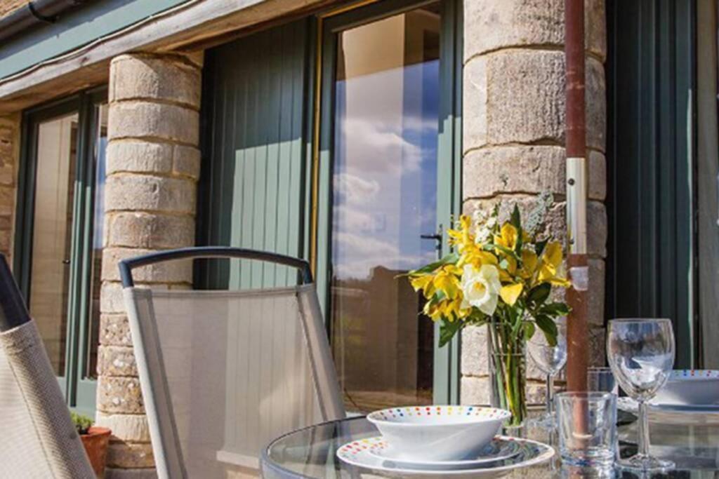 Secluded Romantic Cotswolds Barn - Sleeps 2 To 4 - Near Cirencester - Dog Friendly Βίλα Kemble Εξωτερικό φωτογραφία