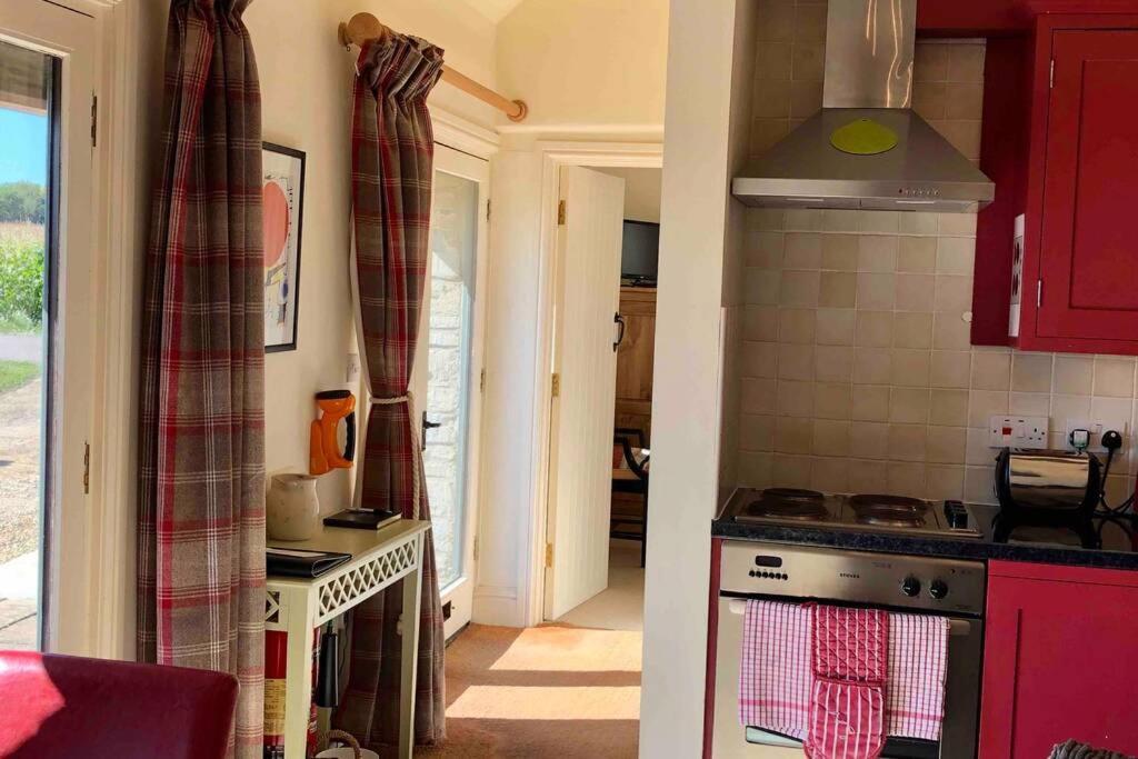 Secluded Romantic Cotswolds Barn - Sleeps 2 To 4 - Near Cirencester - Dog Friendly Βίλα Kemble Εξωτερικό φωτογραφία