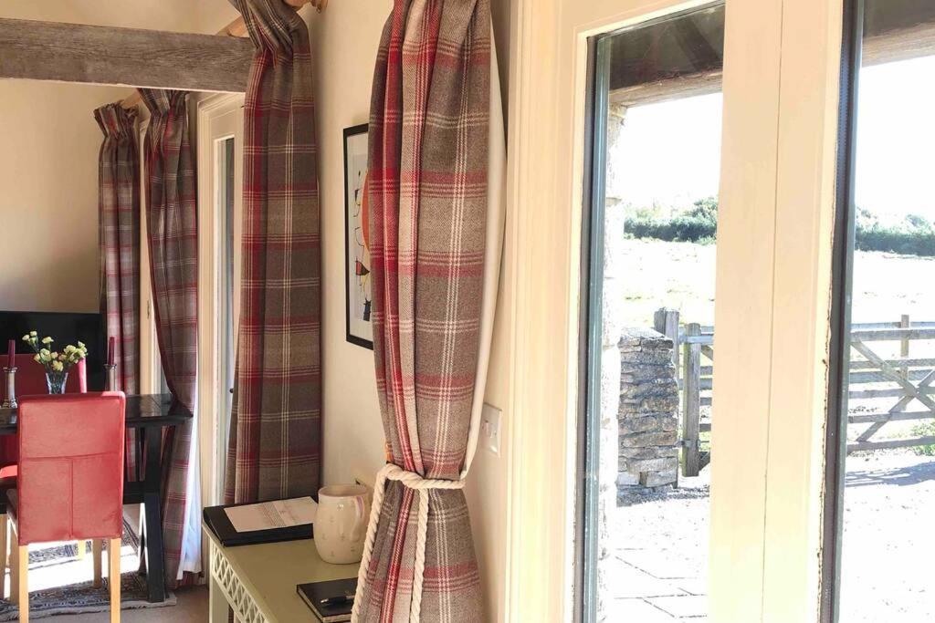 Secluded Romantic Cotswolds Barn - Sleeps 2 To 4 - Near Cirencester - Dog Friendly Βίλα Kemble Εξωτερικό φωτογραφία
