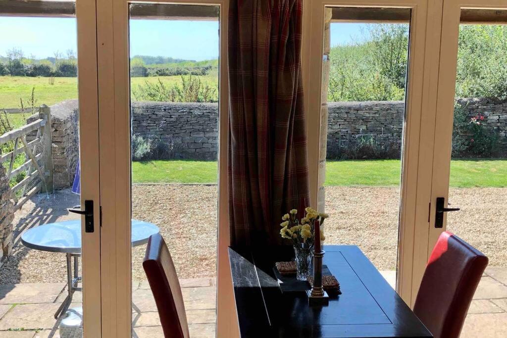 Secluded Romantic Cotswolds Barn - Sleeps 2 To 4 - Near Cirencester - Dog Friendly Βίλα Kemble Εξωτερικό φωτογραφία